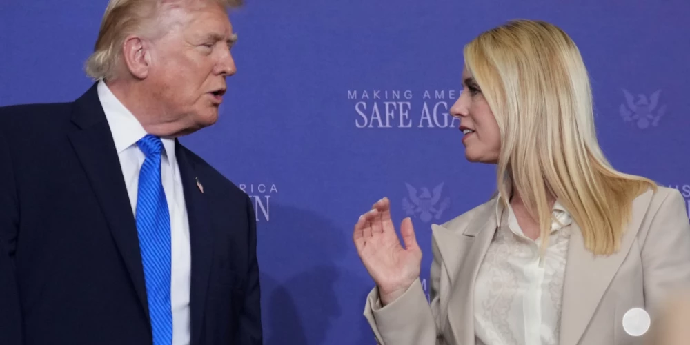 ASV prezidents Donalds Tramps un ģenerālprokurore Pema Bondi