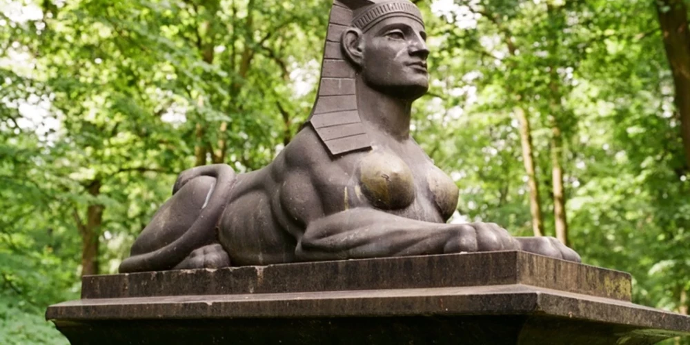 Надгробный памятник семейства Швейнфуртов в Большом кладбище. Его установил Георг Август Швейнфурт вместе с братом в память о своих родителях. Георг Август Швейнфурт (1836–1925) родился в Риге, был ботаником, известным исследователем Африки, первооткрывателем пигмеев и основателем Географического музея в Каире. В 2001 году скульптура сфинкса с этого надгробия была украдена.