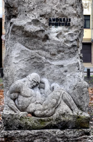 Памятник поэту Андрею Пумпуру в Большом кладбище, созданный скульптором Карлисом Зале.