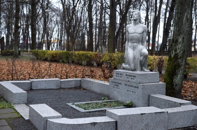 Памятник на Большом кладбище.