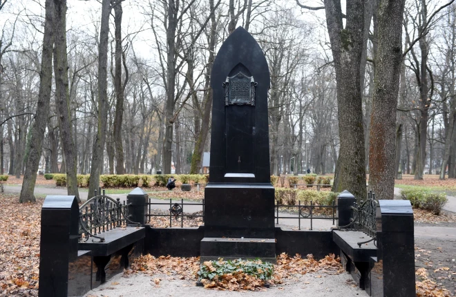 Памятник промышленнику и общественному деятелю Кристапу Бергсу в Большом кладбище.