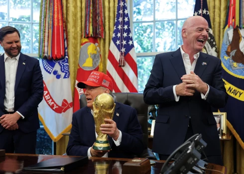 ASV prezidents Donalds Tramps Baltajā namā ar Pasaules kausu, pa kreisi ASV viceprezidents Džeimss Venss, pa labi FIFA prezidents Džanni Infantino