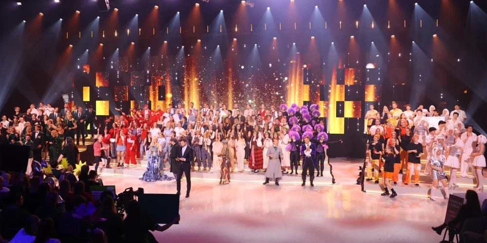 Koncertam “Manai dzimtenei” pievienojas viens no šova “Koru kari” koriem. (Foto: TV3)