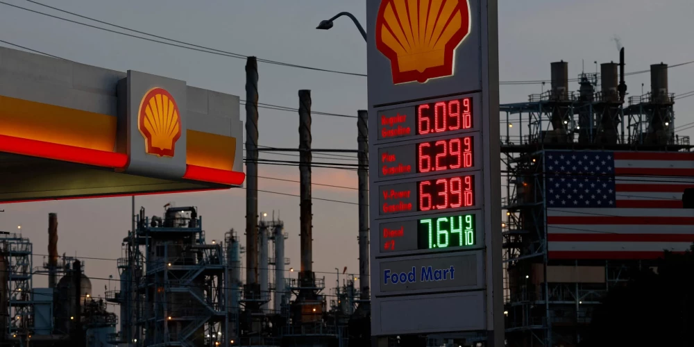 Naftas cenas pieauga pēc Donalda Trampa draudiem veikt jaunus triecienus Irānai. Kalifornija, ASV.