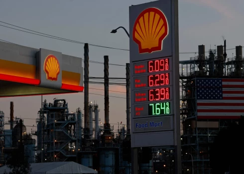 Naftas cenas pieauga pēc Donalda Trampa draudiem veikt jaunus triecienus Irānai. Kalifornija, ASV.