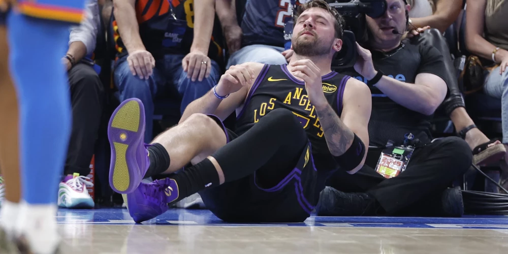 Losandželosas "Lakers" līderis Luka Dončičs ceturtdien Nacionālās basketbola asociācijas mačā guva kreisās kājas paceles cīpslas traumu.