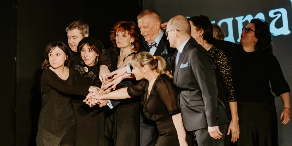 Vecpilsētas teātra trupa savā 30. gadu jubilejā.