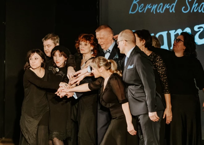 Vecpilsētas teātra trupa savā 30. gadu jubilejā.