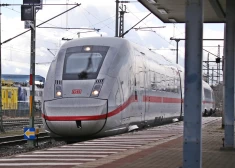 Ar nažiem bruņojies vīrietis ātrgaitas vilcienā aizdedzina pirotehniku, ievainojot 12 cilvēkus