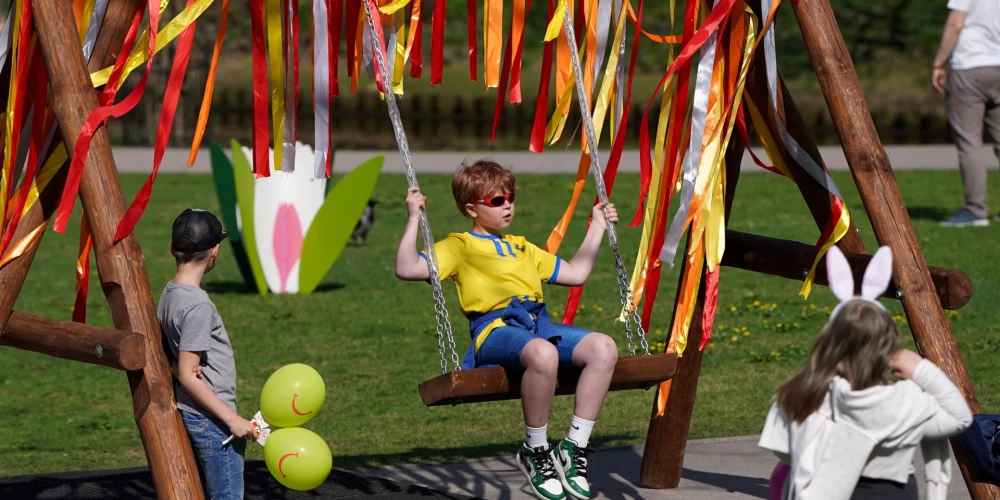 Lieldienu šūpoles Bastejkalnā.