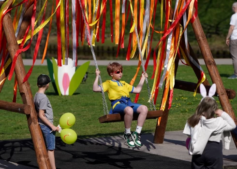 Lieldienu šūpoles Bastejkalnā.