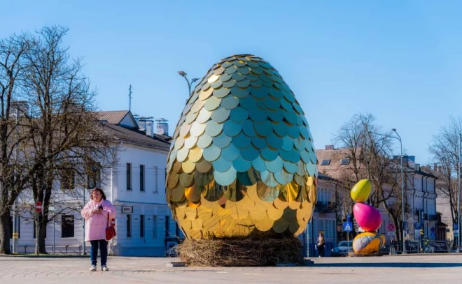 Viens no centrālajiem objektiem ir milzu zelta ola Vienības laukumā.
