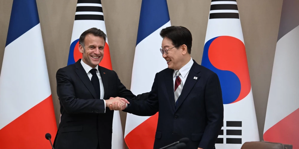 Francijas prezidents Emanuels Makrons un Dienvidkorejas prezidents Li Džemjuns Seulā.