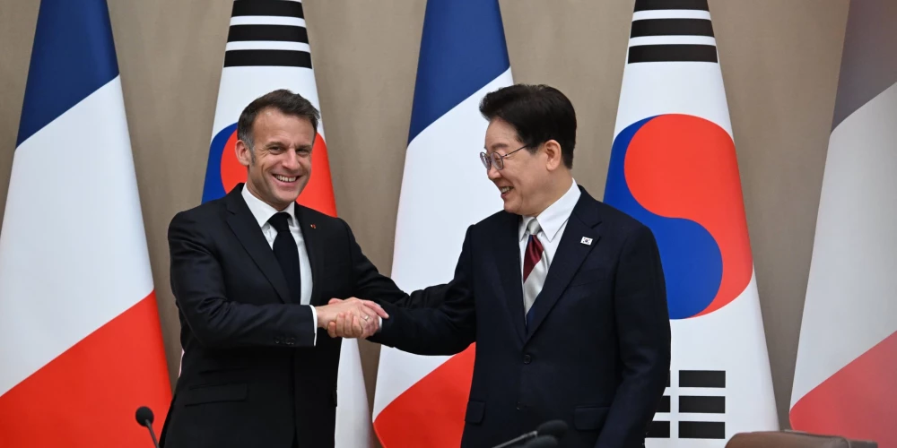 Francijas prezidents Emanuels Makrons un Dienvidkorejas prezidents Li Džemjuns Seulā.