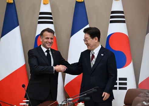 Francijas prezidents Emanuels Makrons un Dienvidkorejas prezidents Li Džemjuns Seulā.