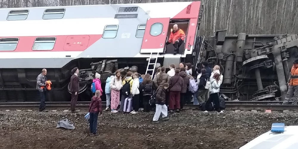 Vilcienā atradās 415 pasažieri, un vismaz 35 no viņiem guva vieglas vai vidēji smagas traumas, paziņoja reģiona gubernators Aleksejs Ruskičs.