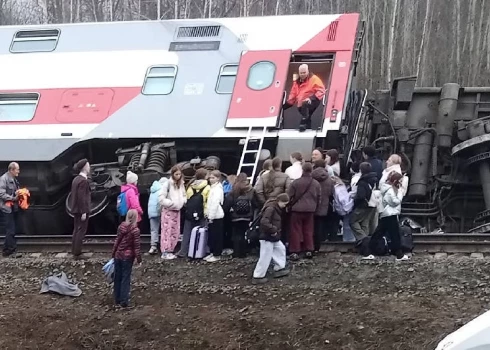 Vilcienā atradās 415 pasažieri, un vismaz 35 no viņiem guva vieglas vai vidēji smagas traumas, paziņoja reģiona gubernators Aleksejs Ruskičs.