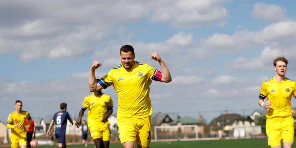 "Super Nova" komanda piektdien "Tonybet" Latvijas futbola virslīgas ceturtās kārtas pirmajā spēlē viesos Salaspilī ar rezultātu 2:1 (2:0) pārspēja debitanti "Ogre United".