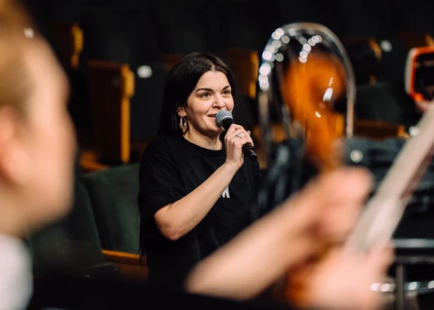 Koncertā uzstāsies daudzi Latvijā zināmi mūziķi, tostarp Liene Atvara.