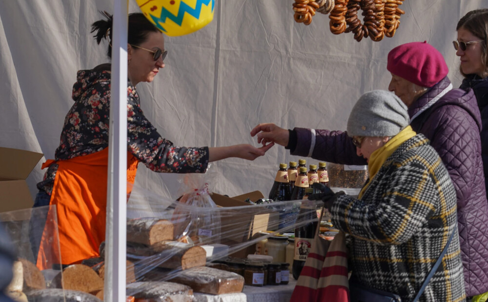 VIDEO; FOTO: Jauns.lv dodas uz Centrāltirgu meklēt Lieldienu noskaņas un gandrīz izpelnās pērienu!