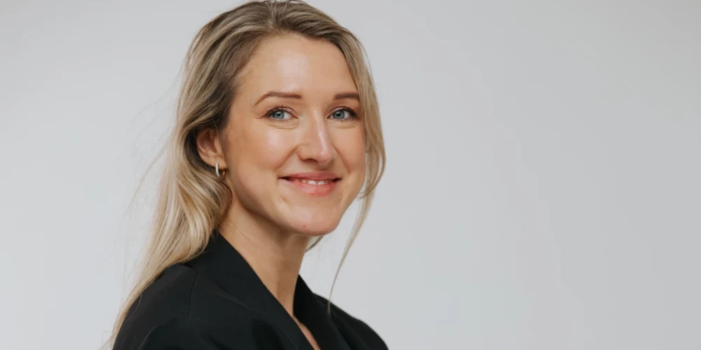 “Zoba struktūra ir fenomenāla. Dentīna struktūra ir skaista. Tā ir mazu kanālu sistēmas, kuros iet nervu gali, pēc kā nāk emaljas kārta, kura sastāv no kristāliem. Tie salikti kārtīgā formā, taču tajā pašā laikā nekārtīgos leņķos, lai zobs no visām pusēm būtu spēcīgs pret visām slodzēm,” skaidro zobārste Māra Valdmane. 