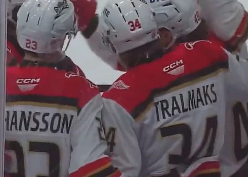 Eduards Tralmaks (#34) saņem apsveikumus no komandas biedriem.