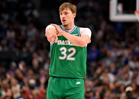  Flegs izcēlās ar 51 gūto punktu, kļūstot par jaunāko NBA spēlētāju, kuram vienā mačā izdevies gūt vismaz 50 punktus.