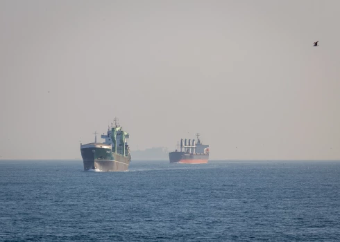 Irānas varas iestādes bloķēs tankkuģu satiksmi caur Hormuza šaurumu, lai uzturētu augstas globālās enerģijas cenas un tādējādi izdarītu spiedienu uz ASV prezidentu Donaldu Trampu.