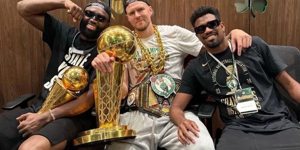 Kristapu Porziņģi Felipe (pa labi) sauc par savu labāko draugu. Un saprotams, Felipe bija Bostonā, kad Kristaps saņēma NBA čempiona titulu!