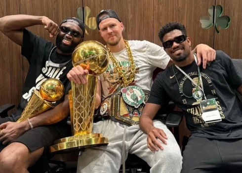 Kristapu Porziņģi Felipe (pa labi) sauc par savu labāko draugu. Un saprotams, Felipe bija Bostonā, kad Kristaps saņēma NBA čempiona titulu!