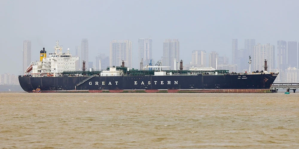 Deli, kas ir otrais lielākais sašķidrinātās naftas gāzes pircējs pasaulē, pēdējo trīs nedēļu laikā ir izdevies nodrošināt vairāku ar Indijas karogu braucošu kuģu došanos cauri Hormuzam.