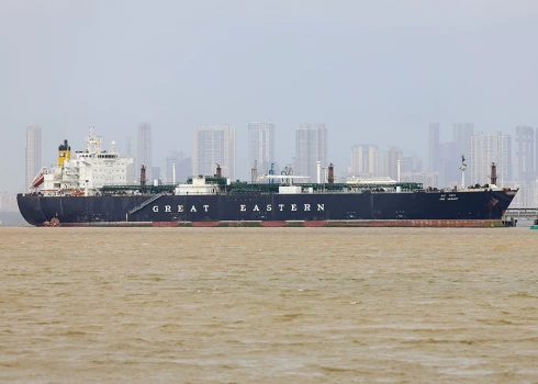 Deli, kas ir otrais lielākais sašķidrinātās naftas gāzes pircējs pasaulē, pēdējo trīs nedēļu laikā ir izdevies nodrošināt vairāku ar Indijas karogu braucošu kuģu došanos cauri Hormuzam.