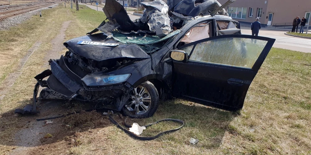 Vilciena un automašīnas baisā sadursme Daugavpilī