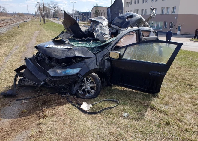 Vilciena un automašīnas baisā sadursme Daugavpilī