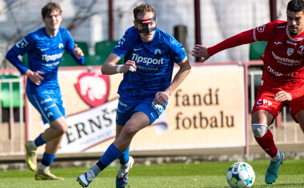 Spītējot lauztajam degunam, Raimonds Krollis gūst skaistus vārtus Čehijas ekstralīgas spēlē un sajūsmina komentētāju