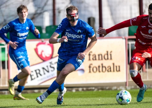 Deguna lūzuma dēļ Raimonds Krollis ir spiests spēlēt ar masku (foto: "FC Slovan Liberec" / Facebook)