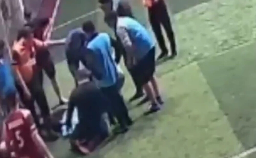 Turcijā vārtsargs zaudē dzīvību pēc bumbas atvairīšanas. Traģisko mirkli iemūžina kamera