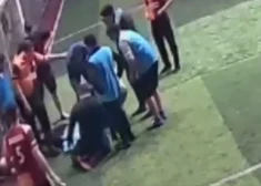 Turcijā vārtsargs zaudē dzīvību pēc bumbas atvairīšanas. Traģisko mirkli iemūžina kamera