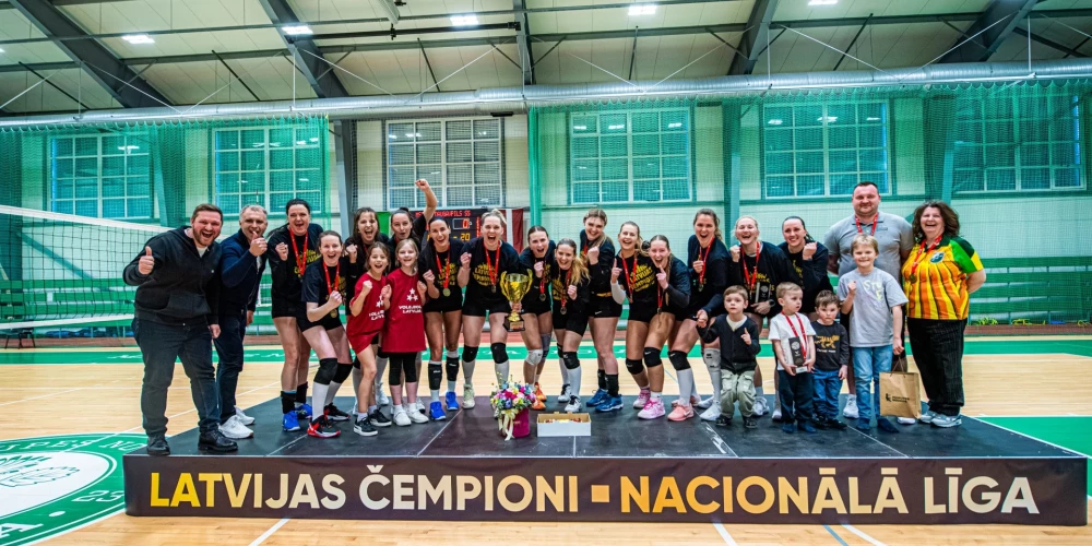 “Mārupes SC” volejbolistes ar kausu (publicitātes foto)