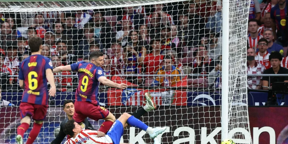 Poļu snaiperis Roberts Levandovskis izrāva "Barcelona" uzvaru 87. minūtē.