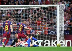 Milžu cīņas pēdējās minūtēs Levandovskis panāk "Barcelona" uzvaru pār Madrides "Atletico"