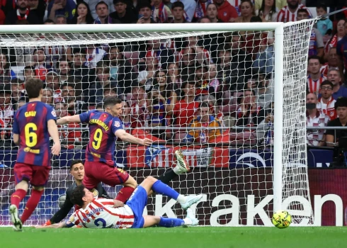 Poļu snaiperis Roberts Levandovskis izrāva "Barcelona" uzvaru 87. minūtē.