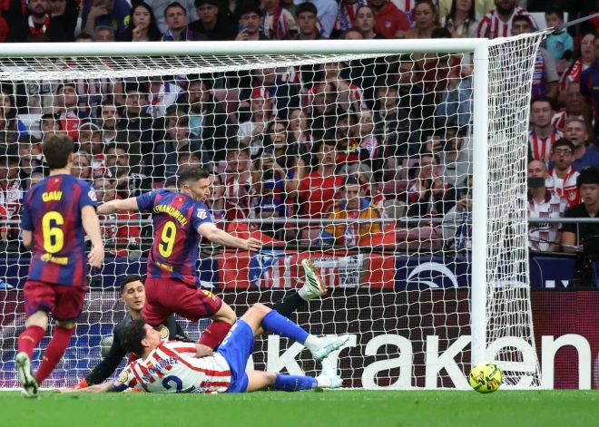 Milžu cīņas pēdējās minūtēs Levandovskis panāk "Barcelona" uzvaru pār Madrides "Atletico"