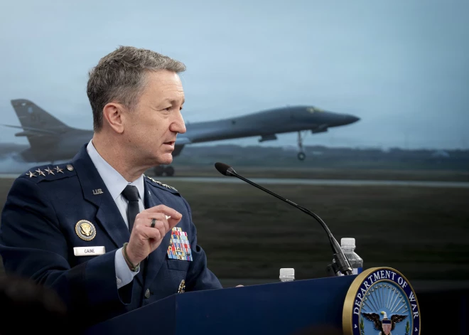 "Viņš ir ievainots, bet ar viņu viss būs kārtībā!" Izglābts arī otrs Irānas notriektā ASV iznīcinātāja apkalpes loceklis