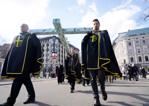 Latvijas kristīgo konfesiju līderi šajās Lieldienās savos vēstījumos atsaucās gan uz pirms pāris gadu tūkstošiem seniem notikumiem, gan šodienas aktualitātēm, piemēram, karu Tuvajos Austrumos un mākslīgo intelektu.