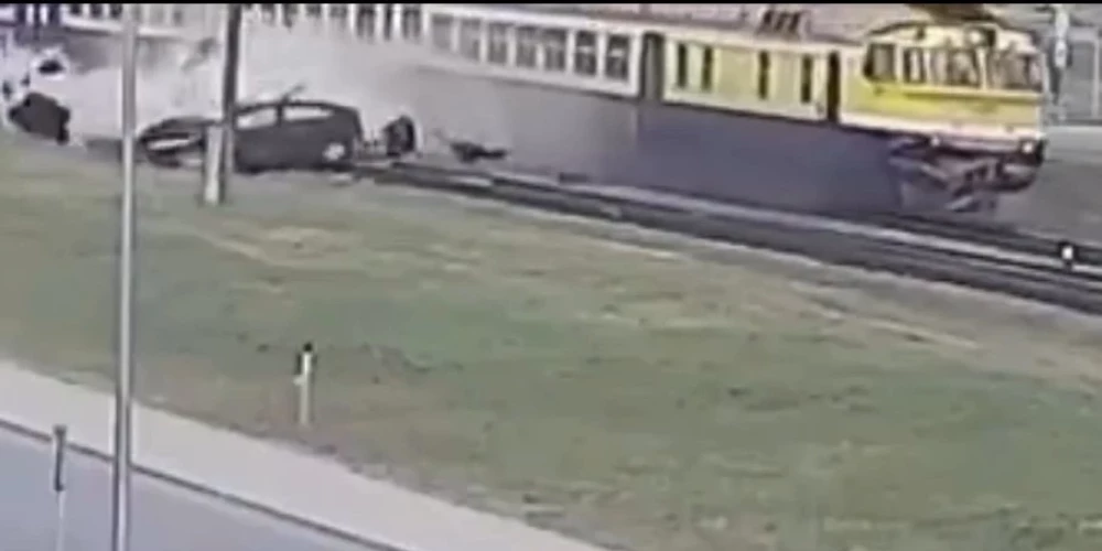 Авария в Даугавпилсе дополнилась видео момента столкновения.