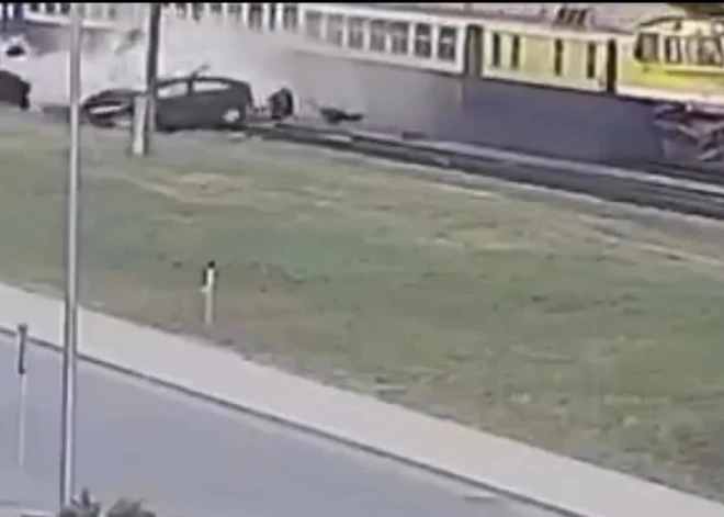 Появилось видео момента столкновения поезда и автомобиля - подробности аварии в Даугавпилсе