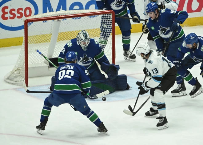 Bļugeram rezultatīva piespēle zaudētā NHL mačā