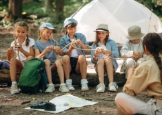 В Латвии начался сезон записи в детские лагеря. На что родителям советуют смотреть в первую очередь?