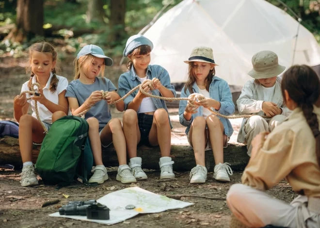 В Латвии начался сезон записи в детские лагеря. На что родителям советуют смотреть в первую очередь?